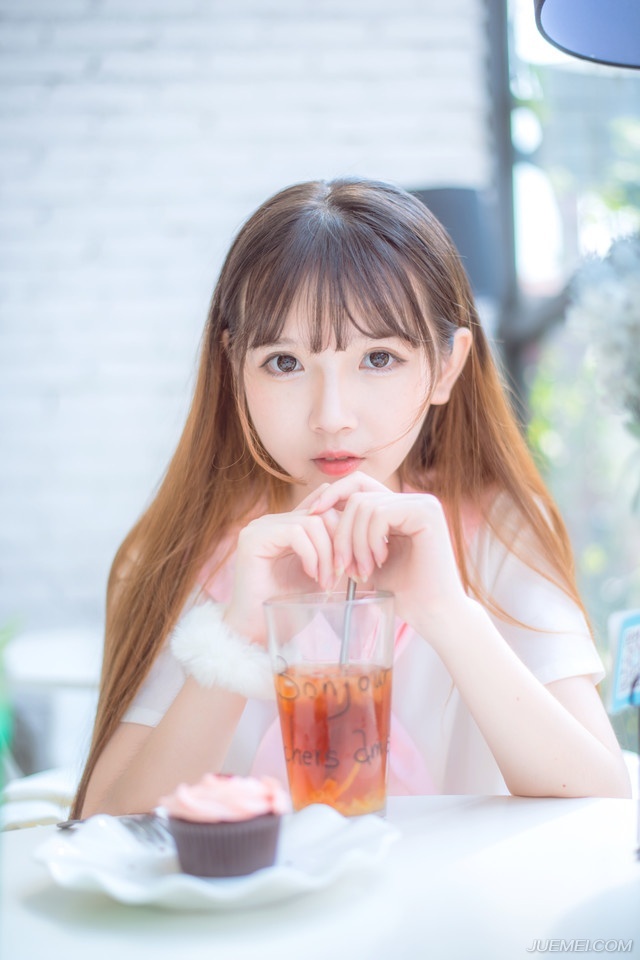 庞统闻言不禁苦笑，目光看向吕征身后的马秋、姜维、张虎、高览、管勇五个小家伙，马秋和姜维一抬头，朗声道：“我等是来帮公子的。”